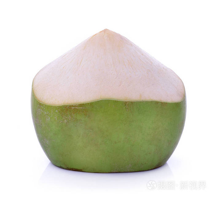 绿色的椰子果孤立在白色背景上