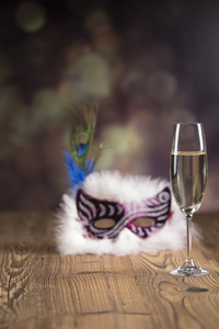 化装舞会，嘉年华的面具，喝杯香槟，庆祝新年除夕