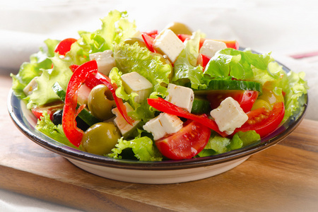 希腊沙拉与费塔橄榄和蔬菜。