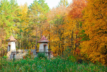 在秋天的森林中, 一座破旧的废墟和空荡荡的城堡