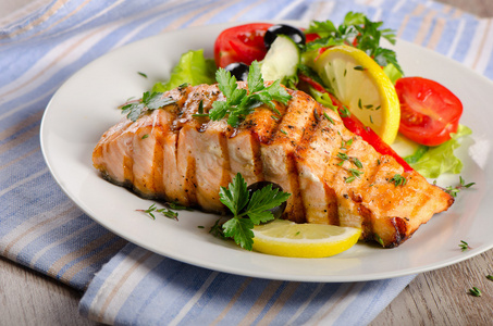 沙拉烤的鱼图片