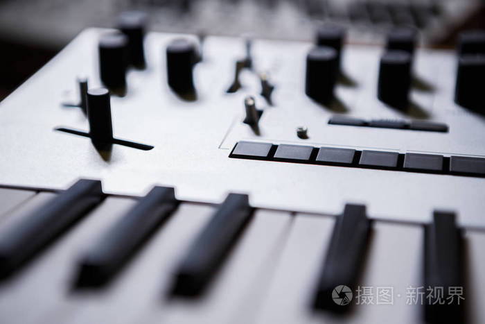 专业电子midi 键盘与黑白钢琴键。音乐制作音响设备。音乐家和作曲家音响录音室用具照片-正版商用图片08gh50-摄图新视界