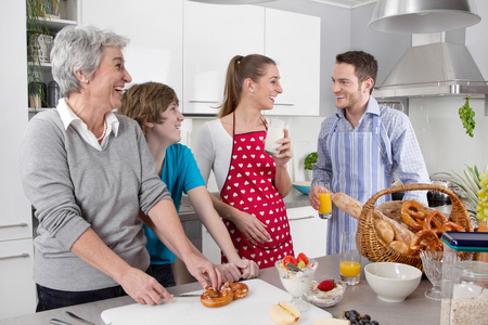 幸福的家庭烹饪在一起   和祖母