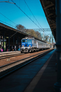 总台的铁路轨道与到达的火车到格但斯克波兰