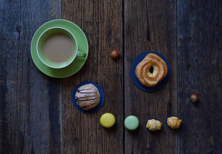 木桌上放甜点的绿色咖啡杯的顶部视图