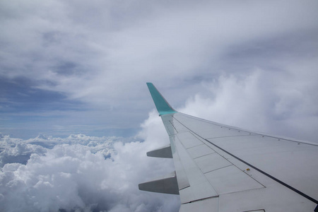 飞机窗外天空中的云。翼