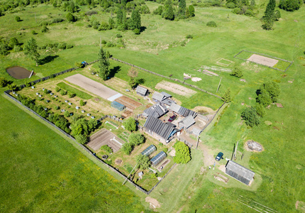 美丽的私人农场鸟瞰图照片