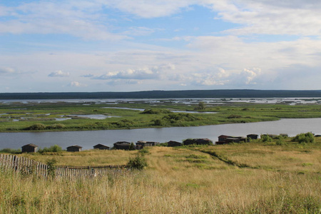 美丽的风景在夏天与河和蓝天图片风景与河在 perm 区域在俄国。美丽的河流与岛屿与绿地。在草地上绿草如茵。天空是蓝色的白云。时间