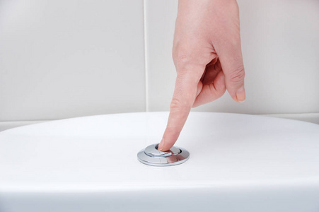 女生上厕所来大姨妈手推一个按钮来刷新关闭工具照片