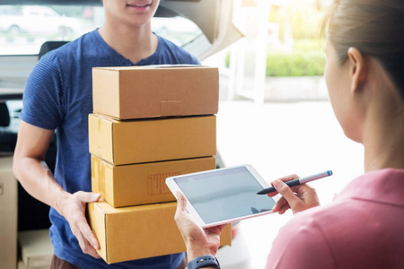 千眼菩提包浆后女信使持有包裹邮寄邮件附加签名签署交付说明后收到