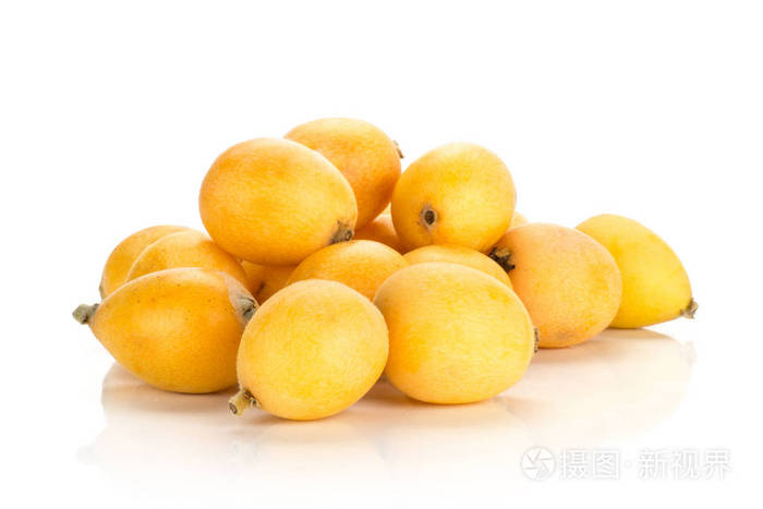 白色背景上的新鲜日本枇杷栈