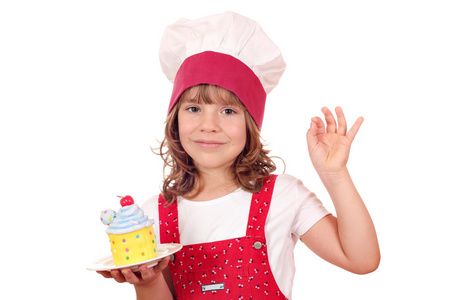 小女孩用纸杯蛋糕和 ok 手势做饭