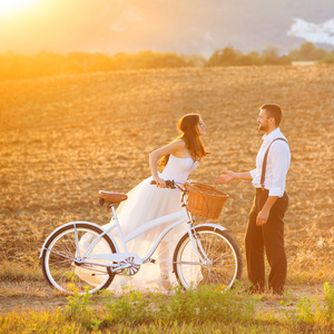 新娘和新郎的白色婚礼自行车