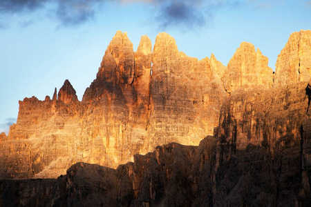 从帕苏丰杜阮文饶, 南 Tirol, 阿尔卑斯白云山, 意大利 croda 公司山的黄昏视图