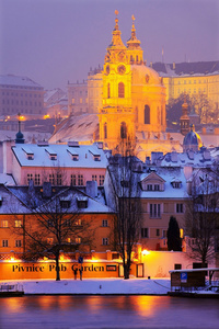 夜浪漫雪布拉格圣尼古拉大教堂，捷克共和国