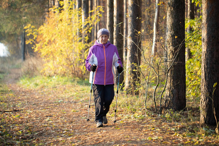 65岁以上的妇女在新鲜空气中从事北欧行走