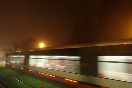 在雾蒙蒙的夜晚, 交通的明亮灯光