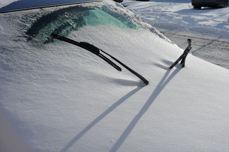 车下厚厚的积雪
