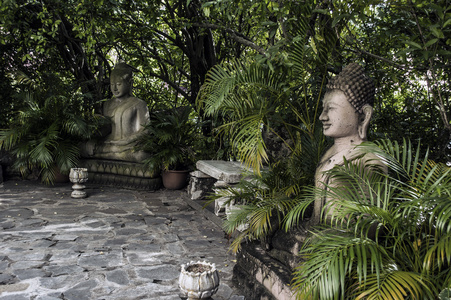 在柬埔寨佛雕像
