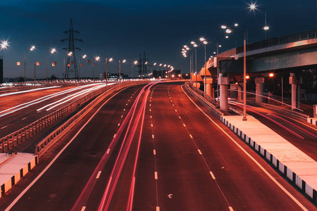 夜间道路与汽车灯图片