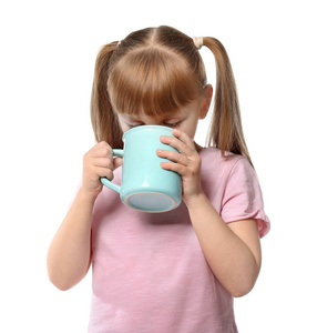 可爱的小女孩与杯热可可饮料在白色背景