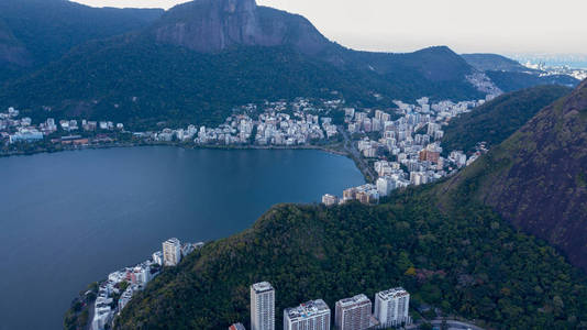 鸟瞰里约热内卢和科帕卡巴纳泻湖的无人机, 黄昏时分