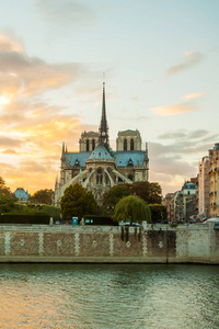 在圣母玛利亚大教堂的巴黎, 最令人惊叹的城市之一, 法国首都的看法