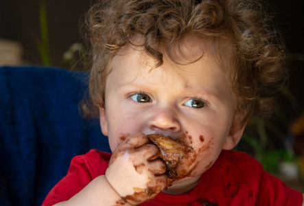 一个婴儿正在吃巧克力蛋糕