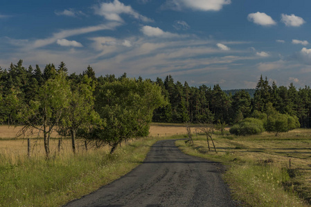 Slavkovsky 的路在夏天晴朗的日落傍晚临近 Krizky 地区