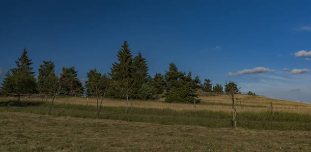 Slavkovsky Krizky 地区夏季阳光明媚的日落傍晚