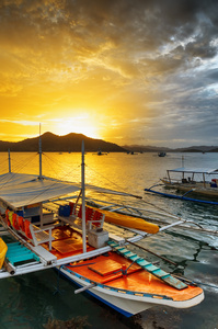 传统的小船在日落时。菲律宾