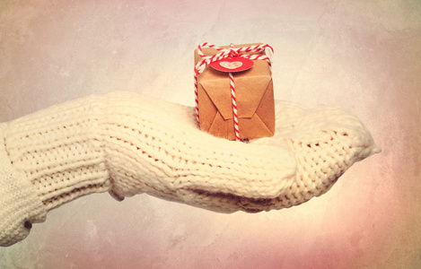 冬天的手套，拿着小小的礼物盒的女人