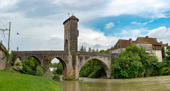 河上的一座桥给了 Orthez法国的保罗