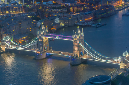 在晚上的伦敦。伦敦塔桥地区的鸟瞰图