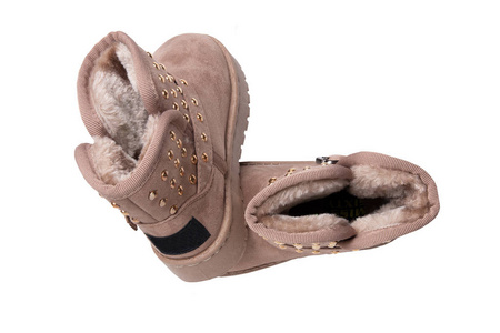 冬天的靴子。一双棕色绒面革冬季靴, 内衬毛皮。隔离在白色背景上。鞋时尚新系列冬季2018年2019年