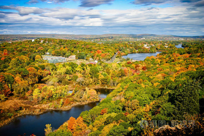 康涅狄格州昆尼皮亚克河上秋天的树叶鸟图