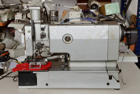 修理店里的旧缝纫机