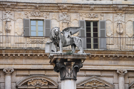 狮子在阿尔厄布广场雕像的列。维罗纳，我