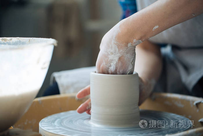 手工制作的一个波特的车轮 手做粘土从各种物品的家和销售在商店和在展览会上 陶瓷项目是手工制作 粘土 钢坯成为陶瓷菜照片 正版商用图片08h5jp 摄图新视界