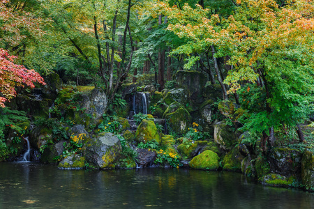 小池塘与小瀑布在京都醐寺