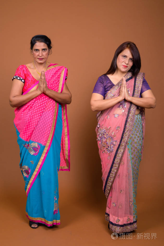 两个成熟的印度妇女问候的全长镜头