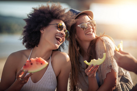 在海滩上吃图片