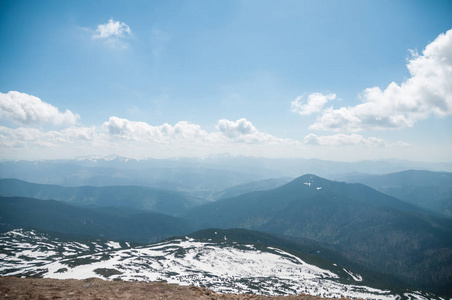 一个美丽的全景, 喀尔巴阡山的雪山, 从 Goverly 的顶部春天在一个美丽的阳光明媚的一天, 白云。喀尔巴阡山, Gover