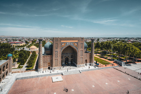 Registan 广场上的 madrasah。从 Ulugh 的尖塔乞求 Madrasah, 撒马尔罕, 乌兹别克斯坦