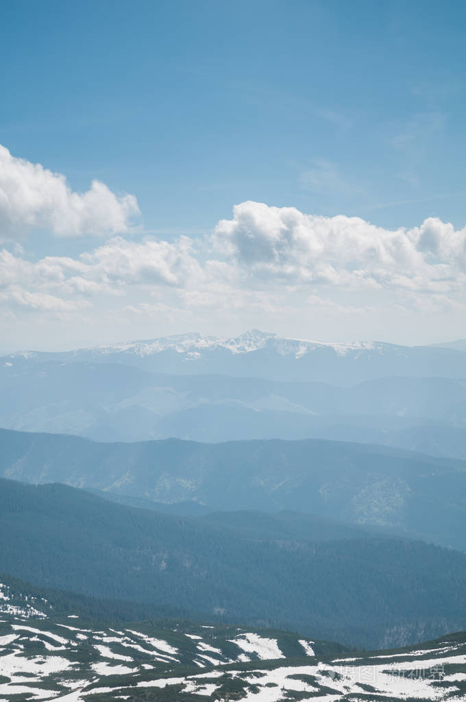 一个美丽的全景, 喀尔巴阡山的雪山, 从 goverly 的顶部春天在一个