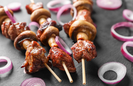 烤串的蘑菇图片