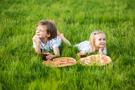 弟弟和妹妹在夏季野餐