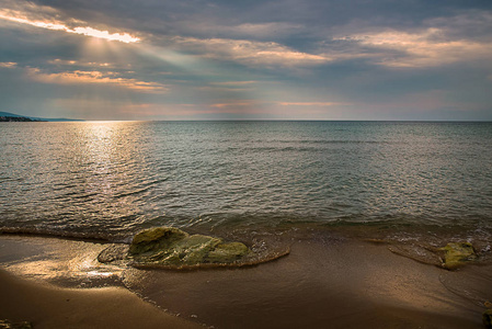 美丽的风景与海海岸与岩石