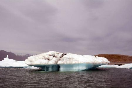 冰岛冰川泻湖中的蘑菇状冰山