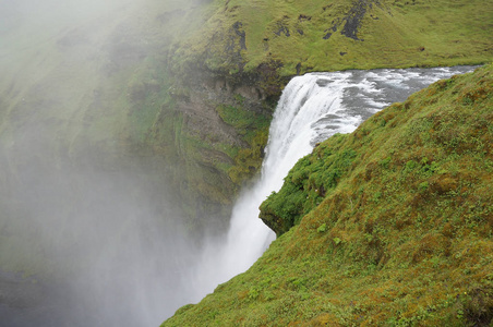 俯瞰冰岛的 Skogafoss 瀑布